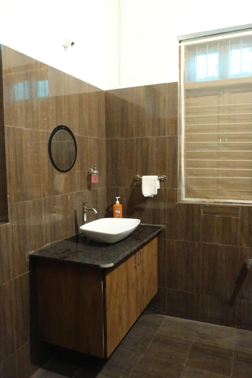 Hotel Ashirwad Junagadh Eksteriør bilde