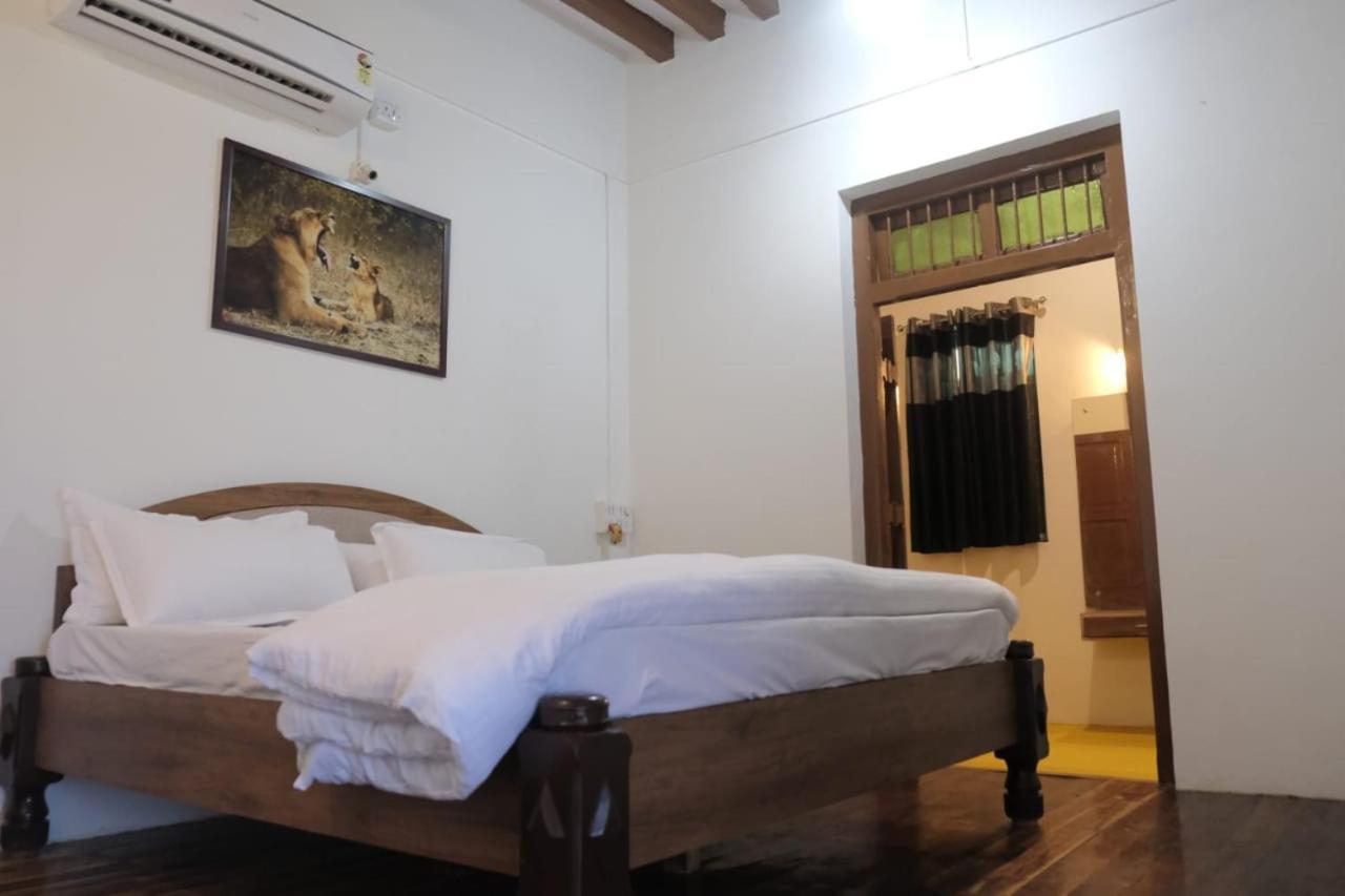 Hotel Ashirwad Junagadh Eksteriør bilde